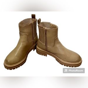 Time and Tru Women’s Chunky Heel Chelsea Boots in Taupe Sz 8
